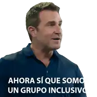 a man wearing a blue shirt has the words ahora si que somo un grupo inclusivo above his head